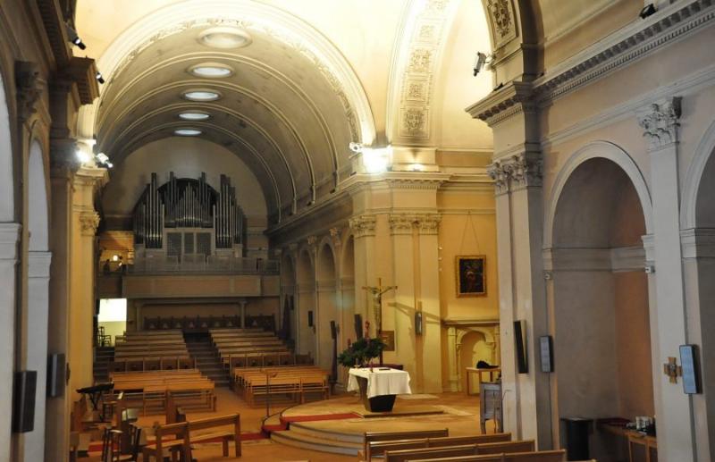 Facade principale de la Basilique Notre Dame de l’Assomption de Paris, style classique, colonnes corinthiennes